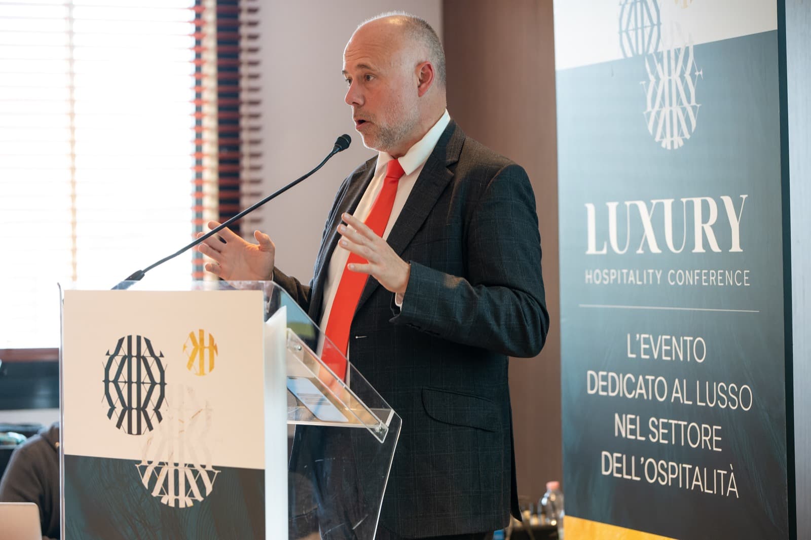Laurent Delporte, conférencier en hôtellerie de luxe, au pupitre de la Luxury Hospitality Conference à Milan