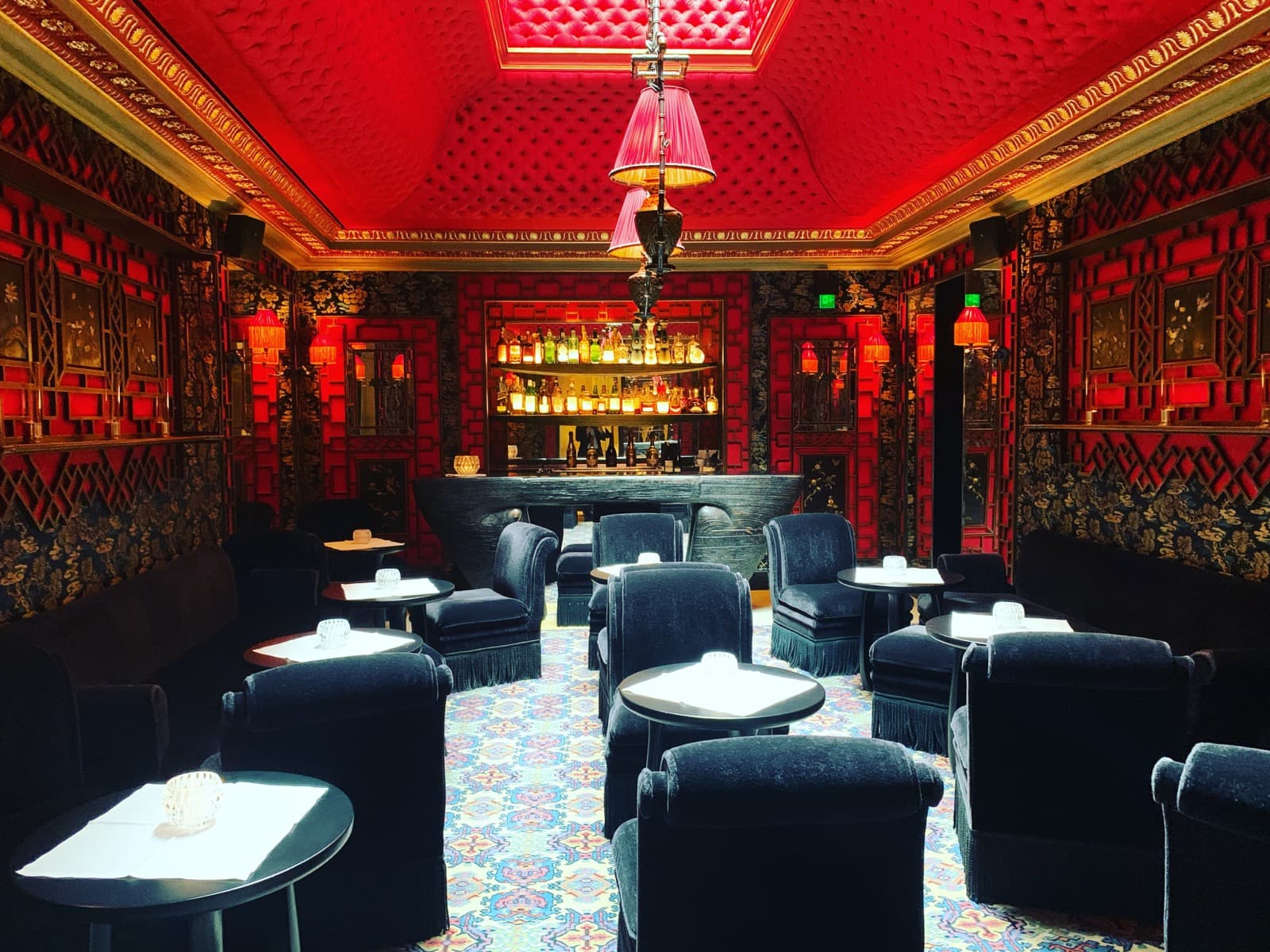 Bar feutré d'un hôtel de luxe, le sens du lieu travaillé en conseil hôtelier