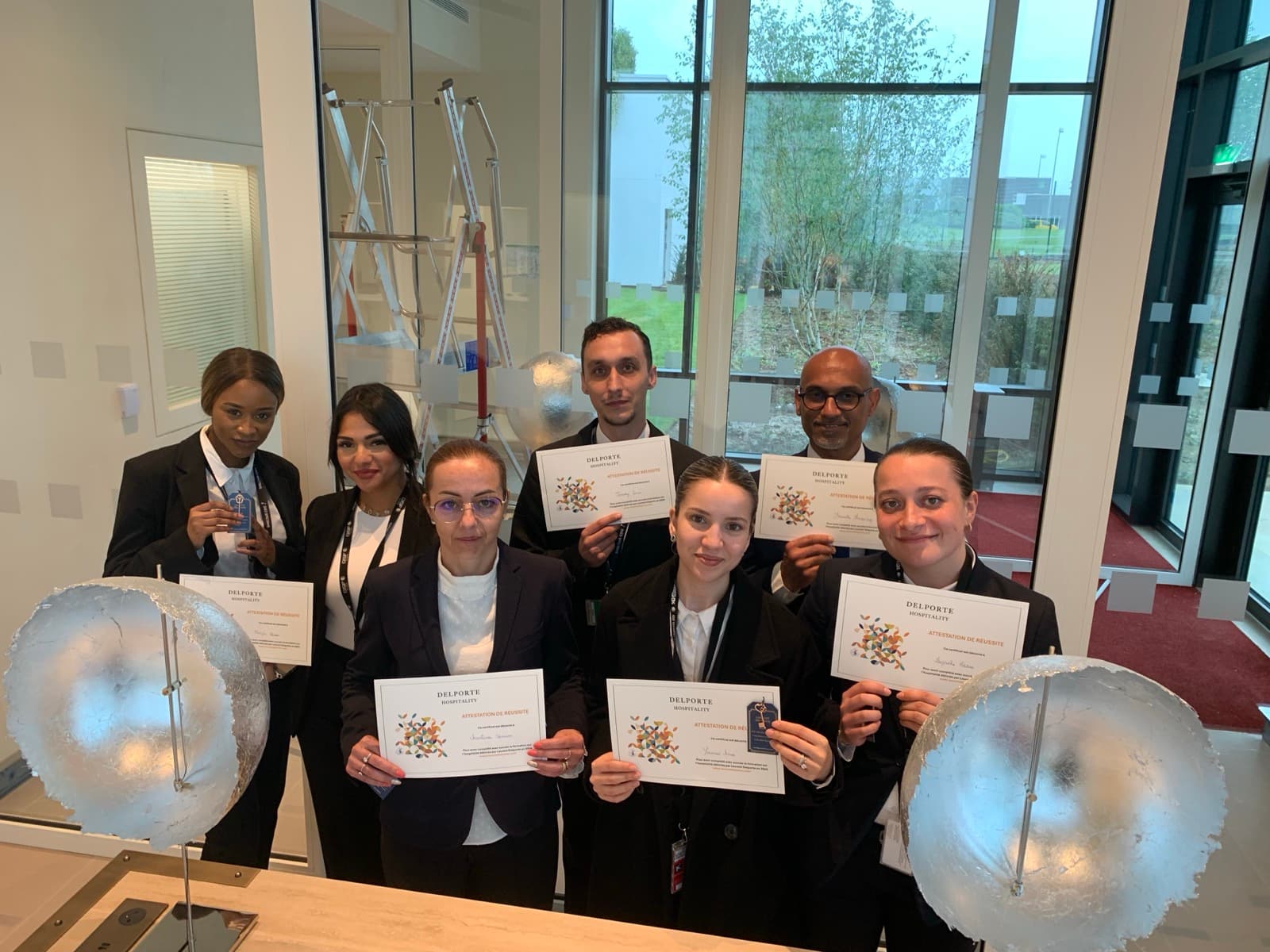 Équipe hôtelière avec son attestation de réussite à la formation à l'hospitalité généreuse®