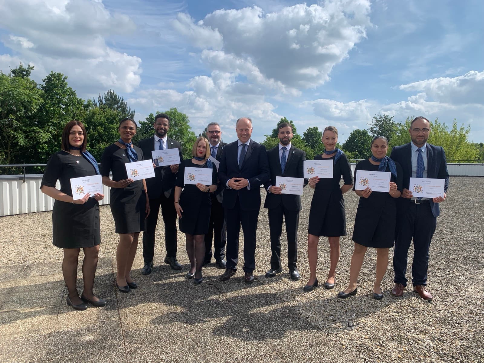 Laurent Delporte entouré des équipes formées, remise des attestations de formation à l'accueil