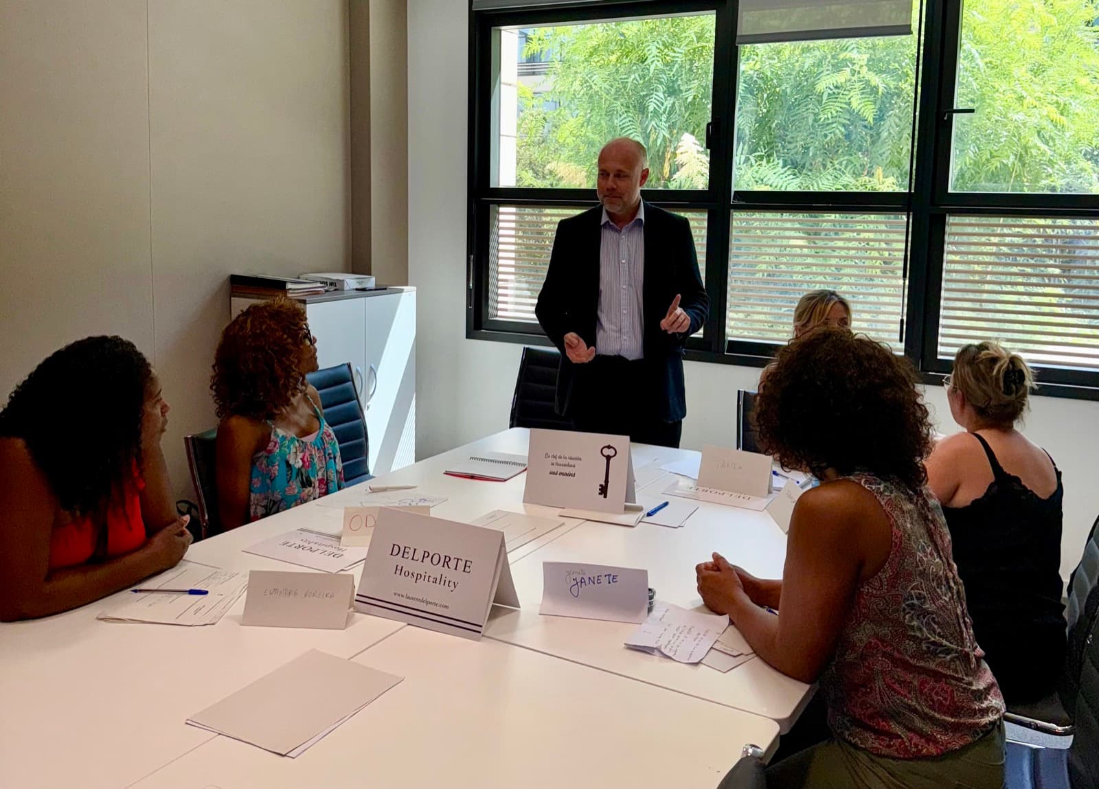 Formation intra-entreprise à l'hospitalité, les équipes travaillent les gestes de l'accueil