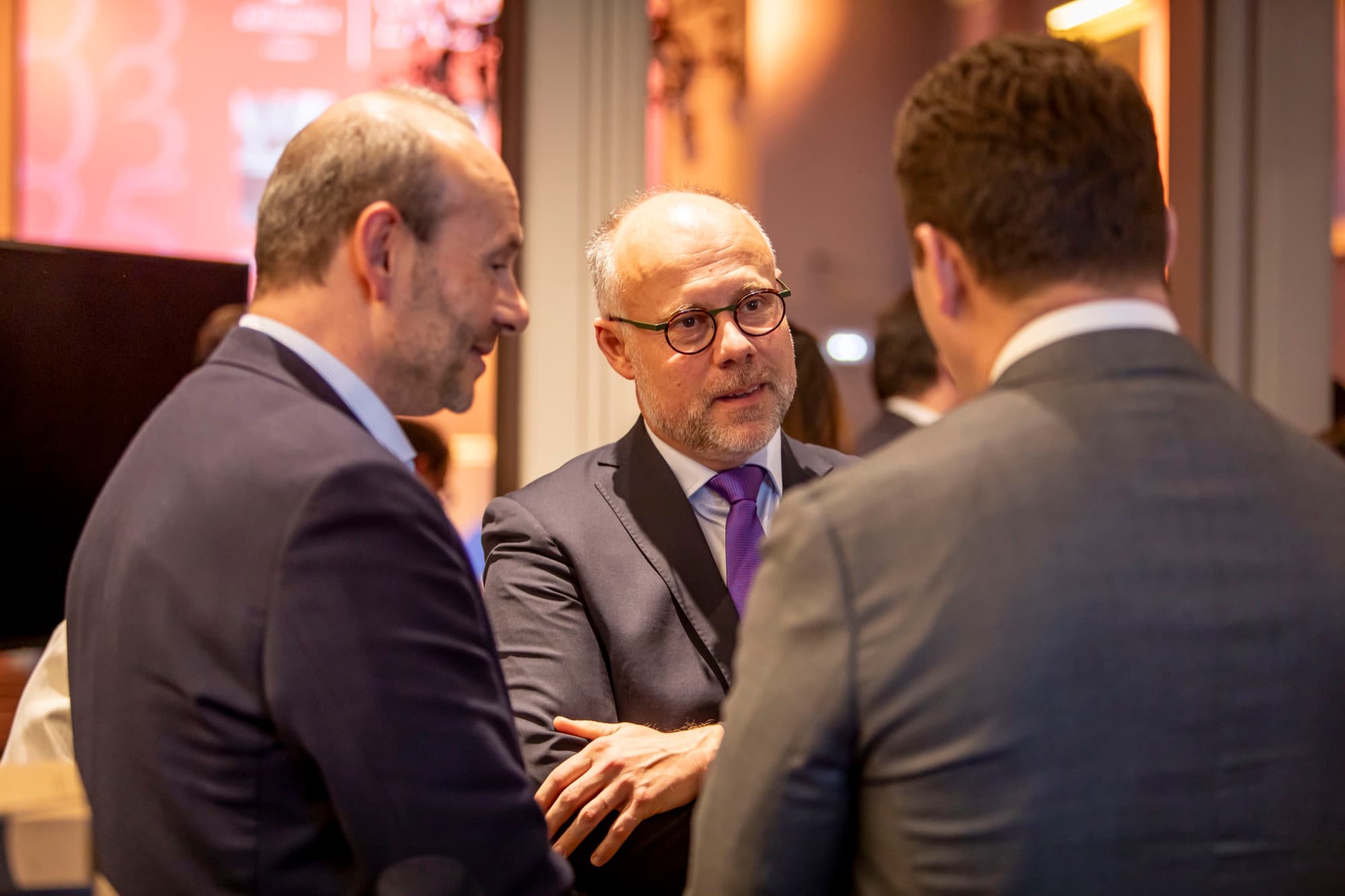 Laurent Delporte en échange avec deux dirigeants lors d'une rencontre du Réseau Excellence