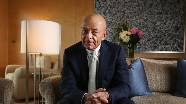 Peter C. Borer, dirigeant de The Peninsula Hotels, assis dans le salon d'une suite