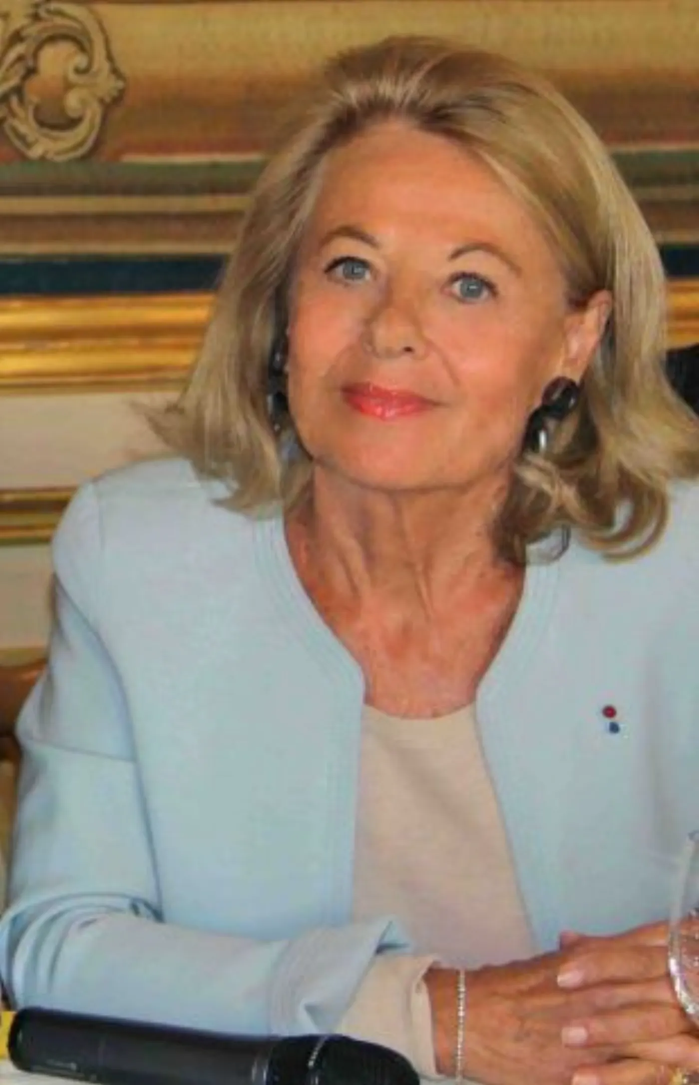Portrait de Sophie de Menthon, veste bleu pâle et insigne tricolore au revers