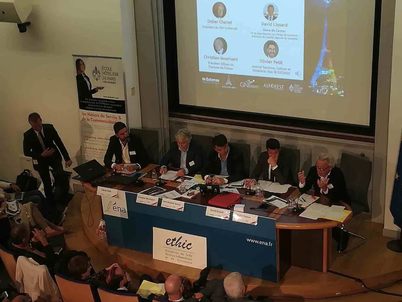 Table ronde du mouvement ETHIC à l'ENA, les intervenants du tourisme et de l'hôtellerie à la tribune