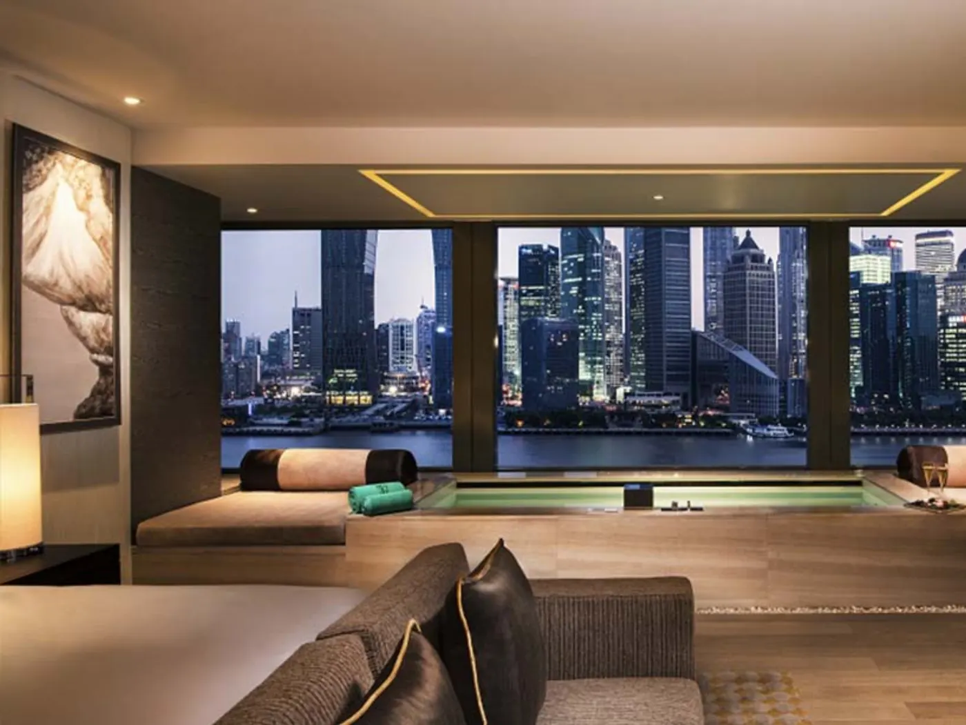 Suite du Banyan Tree Shanghai : lit de repos et bain encastré face aux gratte-ciel de Pudong