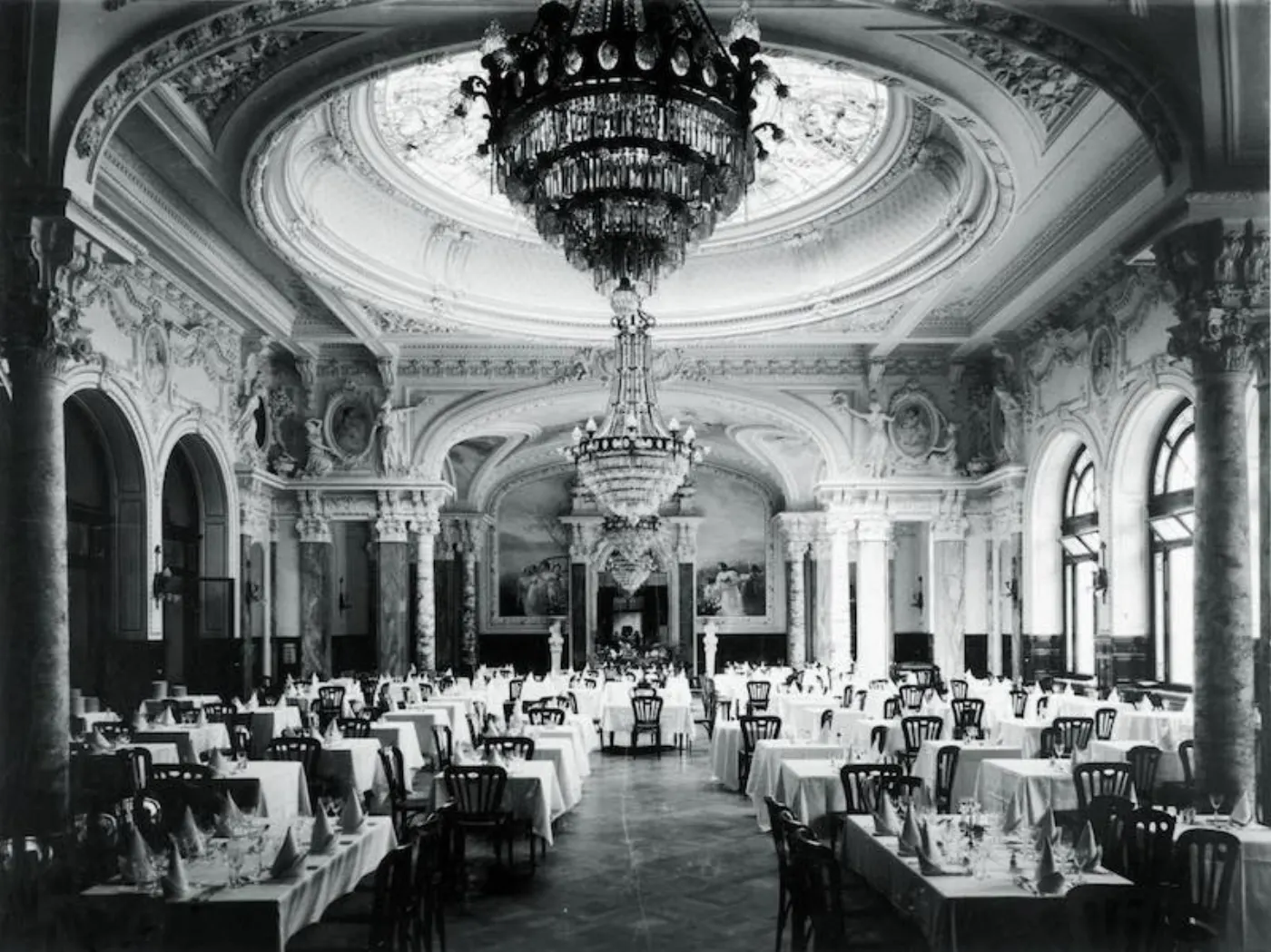 Photographie ancienne de la salle à manger du Beau-Rivage Palace, ses lustres et sa coupole ornée
