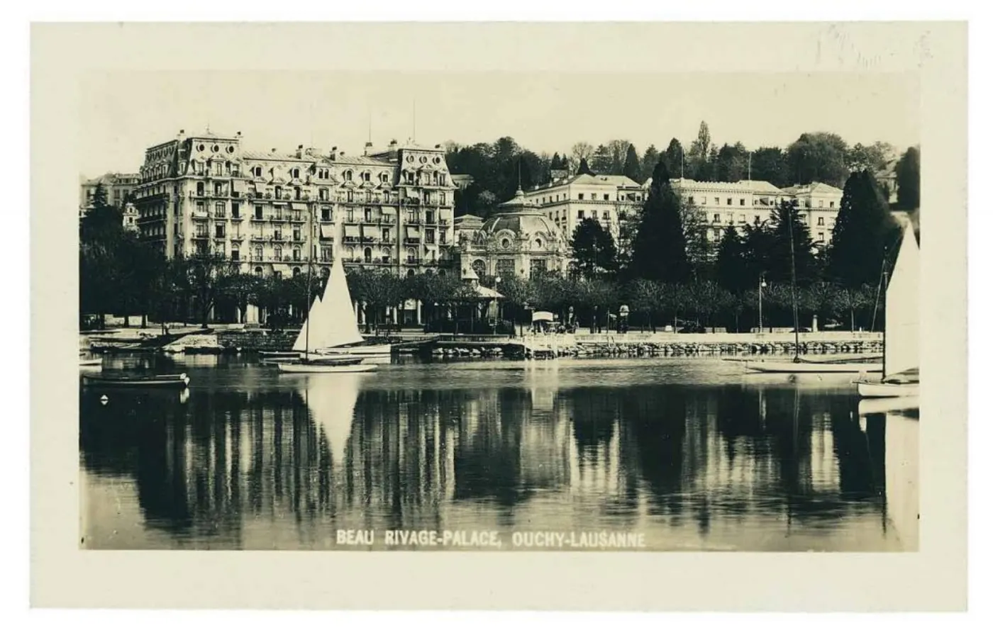 Carte postale ancienne du Beau-Rivage Palace à Ouchy-Lausanne, voiliers sur le lac Léman