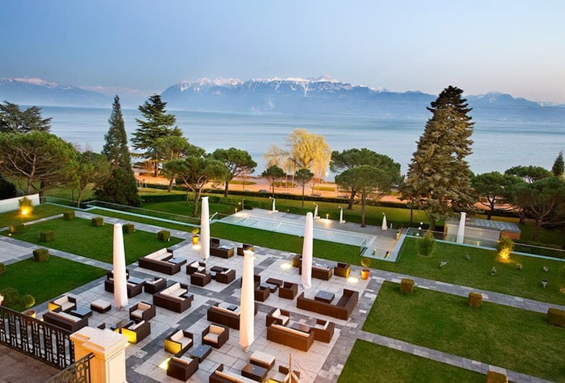 Jardin du Beau-Rivage Palace à Lausanne : salons de terrasse face au lac Léman et aux Alpes enneigées