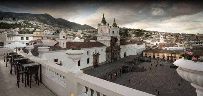 Terrasse de la Casa Gangotena dominant la place San Francisco de Quito et son église blanche