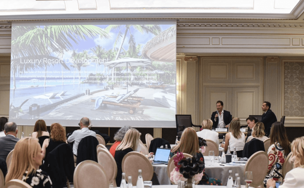 Table ronde au Forum Hotel&Spa : l'auditoire attablé devant l'écran Luxury Resort Development