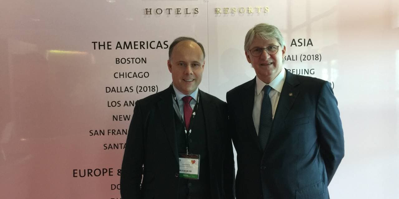 Laurent Delporte et Robert Warman, CEO de Langham Hospitality Group, devant la carte des destinations du groupe