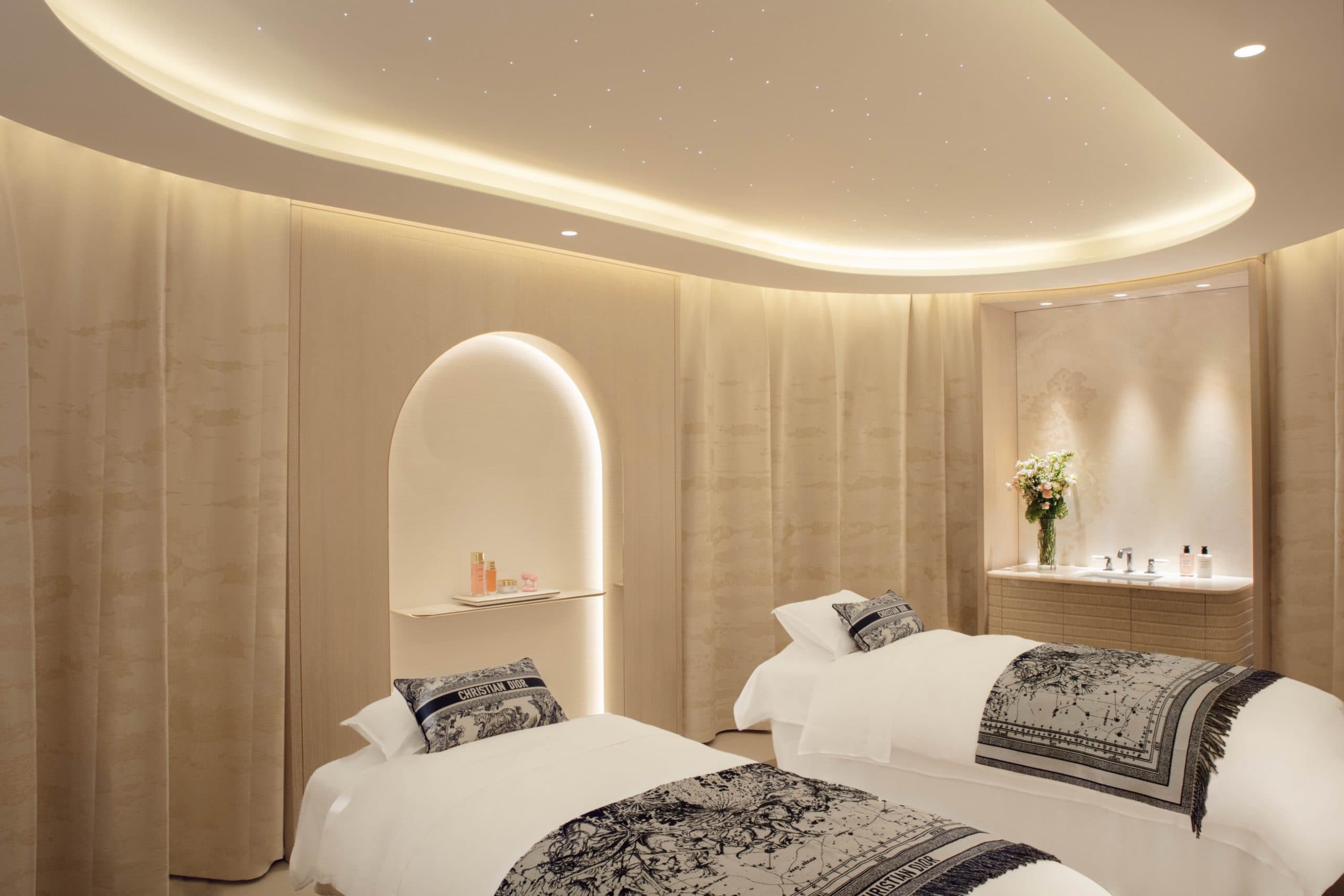 Cabine de spa Dior : deux tables de soin habillées de plaids toile de Jouy sous un plafond étoilé