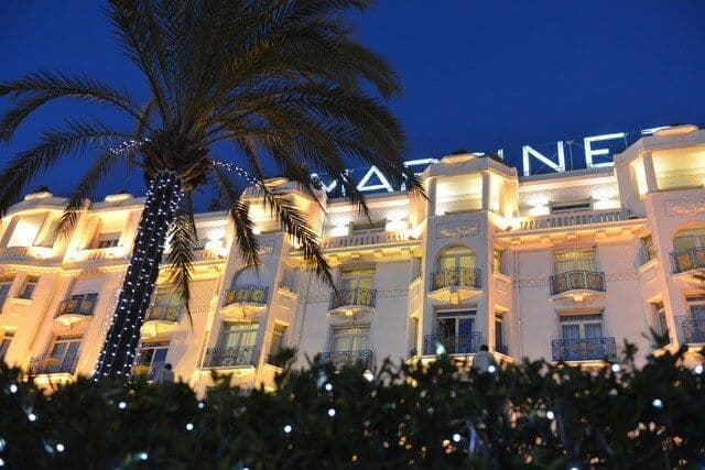 La façade blanche emblématique Art Déco de l'Hôtel Martinez à Cannes