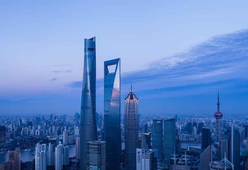 Gratte-ciel de Pudong au crépuscule : la Shanghai Tower, la tour SWFC et la Perle de l'Orient
