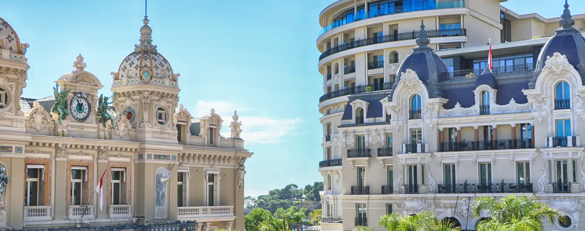 Façades du Casino de Monte-Carlo et de l'Hôtel de Paris sous le ciel bleu de Monaco