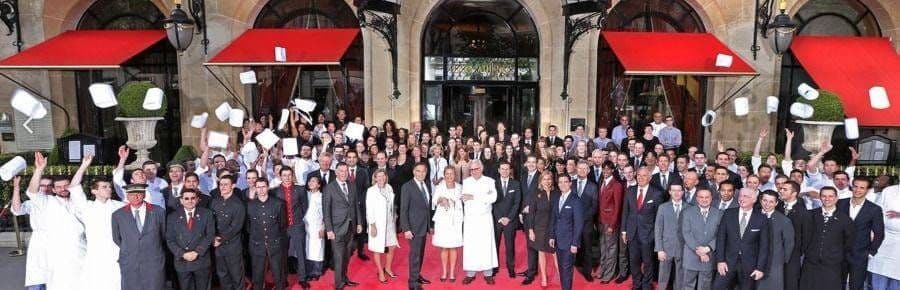 Toutes les équipes du Plaza Athénée réunies sur le tapis rouge, les cuisiniers lançant leurs toques en l'air