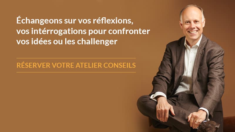 Visuel DELPORTE HOSPITALITY : « Réserver votre atelier conseils », Laurent Delporte assis sur fond ocre