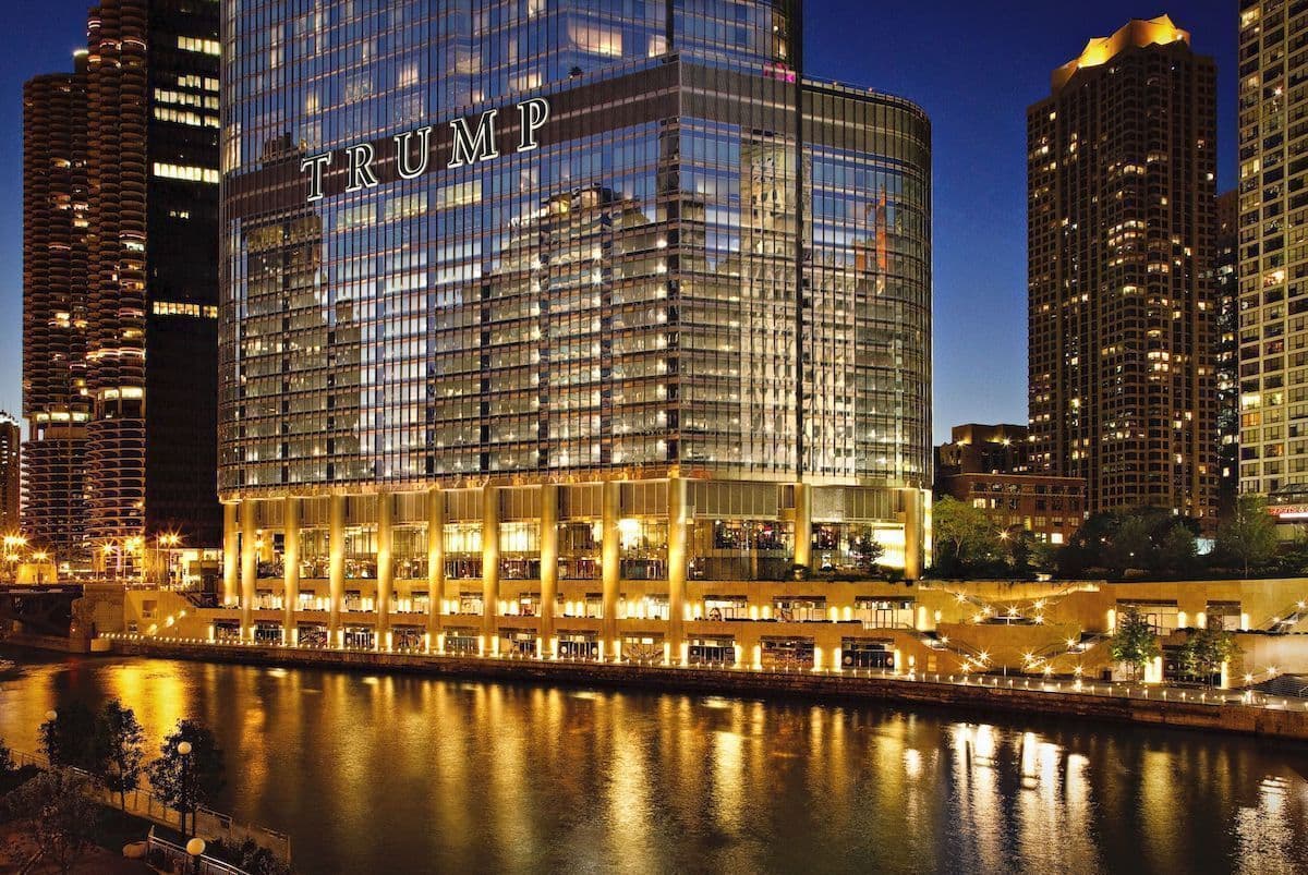Le gratte-ciel emblématique Trump Chicago bordant la rivière
