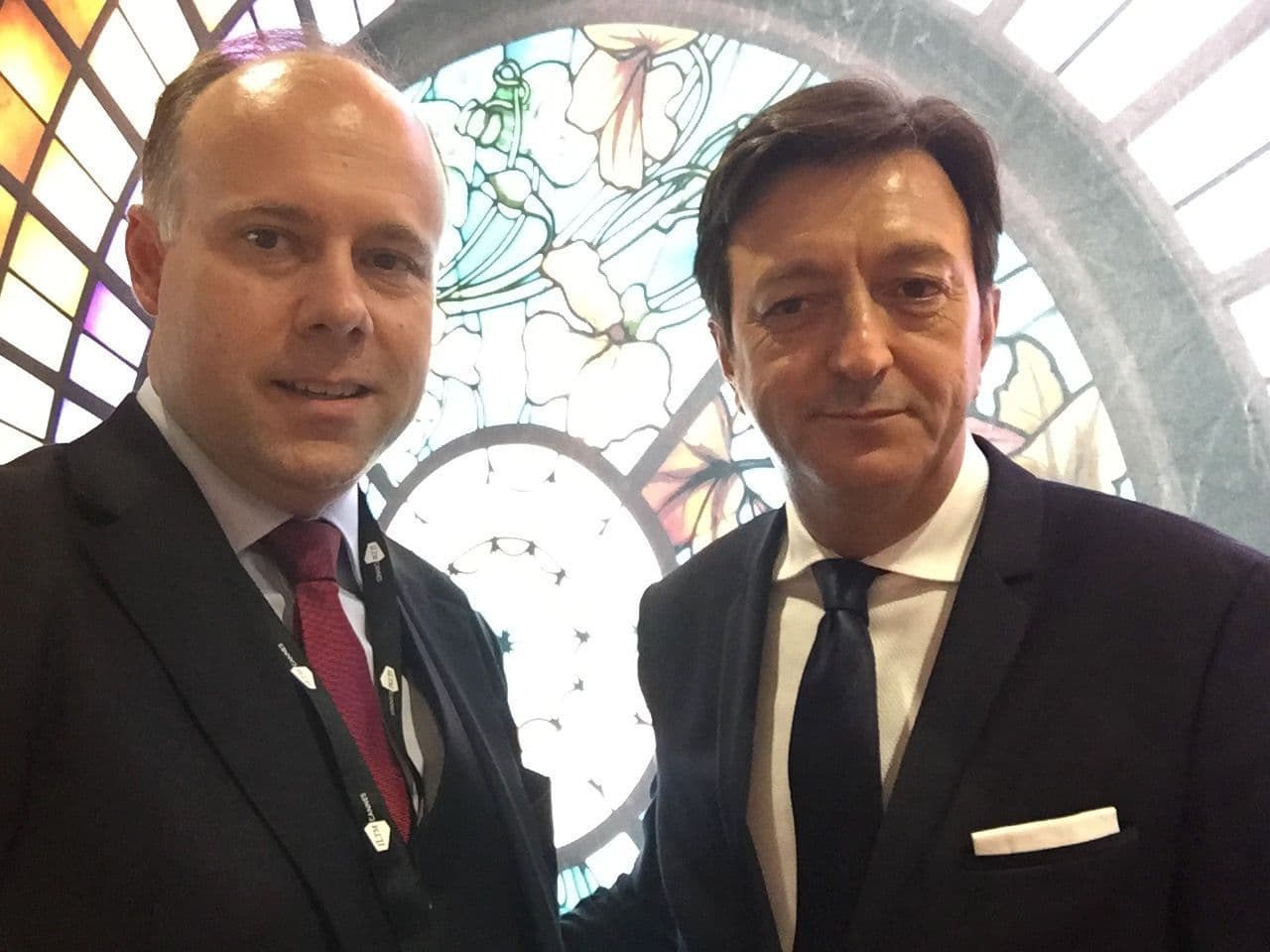 Laurent Delporte et un dirigeant de Kempinski devant un vitrail Art nouveau
