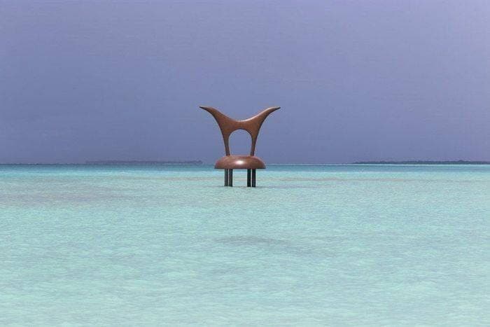 Sculpture de Vincent Beaurin dressée dans le lagon turquoise du Cheval Blanc Randheli