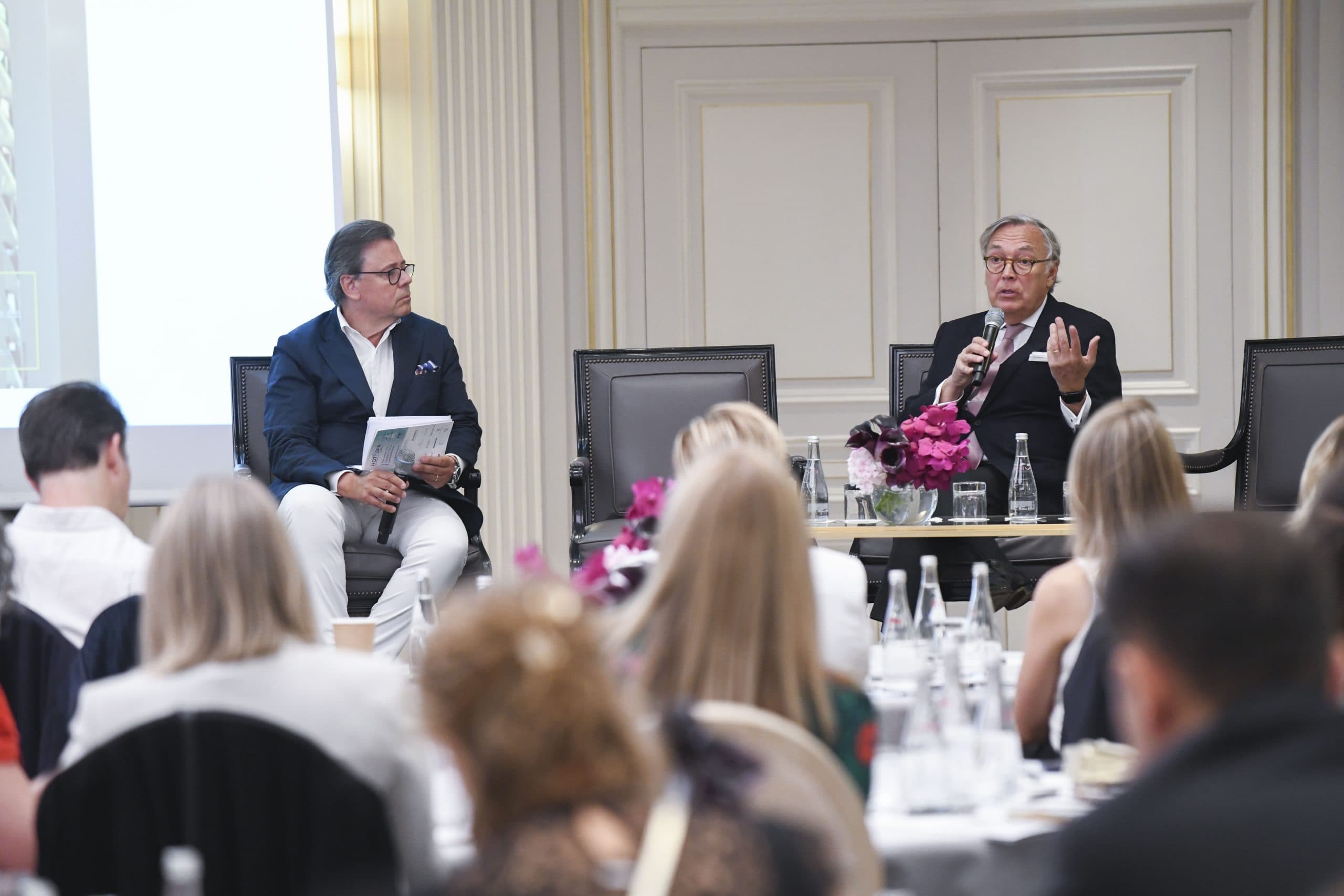 François Delahaye au micro lors d'une table ronde du Forum Hotel&Spa, face à un auditoire attablé