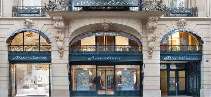 Façade de la Maison Guerlain avenue des Champs-Élysées, ses ferronneries et ses vitrines dorées