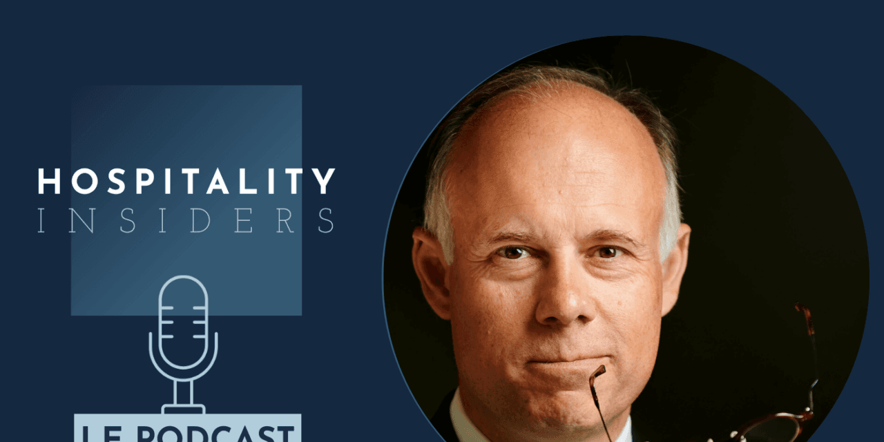 Visuel du podcast Hospitality Insiders, avec le portrait de l'invité sur fond bleu nuit