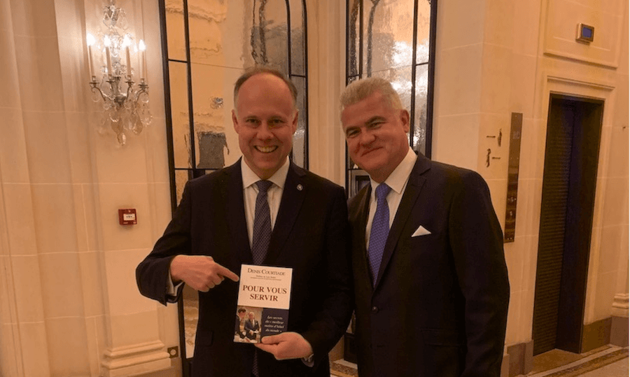 Laurent Delporte et Denis Courtiade présentant le livre « Pour vous servir » dans le hall d'un palace