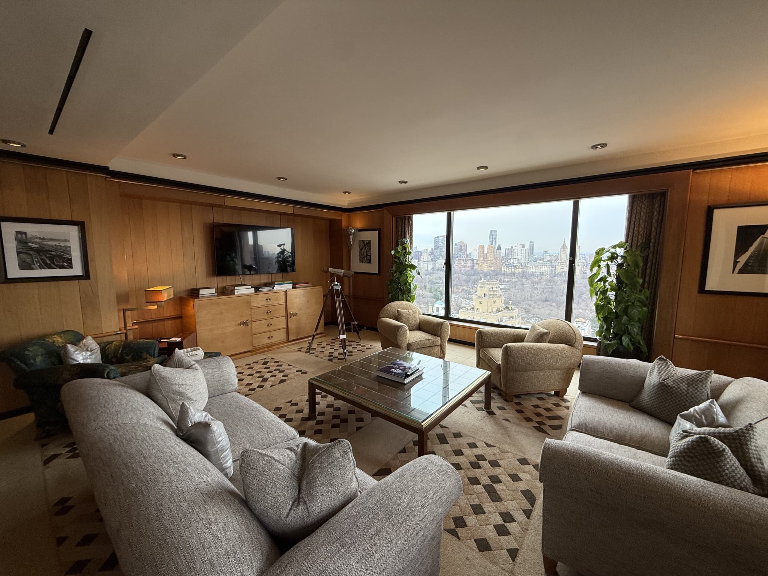 Laurent Delporte en entretien avec Marlene Poynder, dans un salon du Carlyle face à Central Park