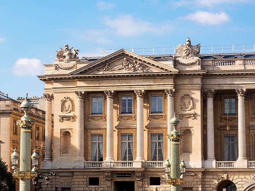 Façade à colonnes de l'Hôtel de Crillon place de la Concorde, entre les lanternes vertes et dorées