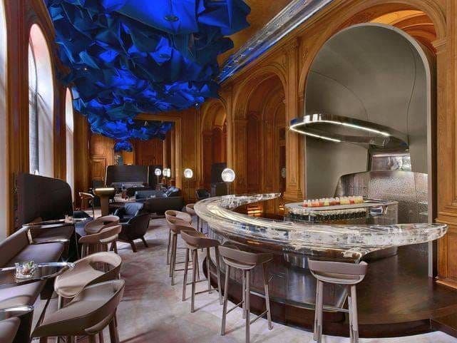Bar du Plaza Athénée : le comptoir de verre givré sous le nuage de résine bleue signé Patrick Jouin