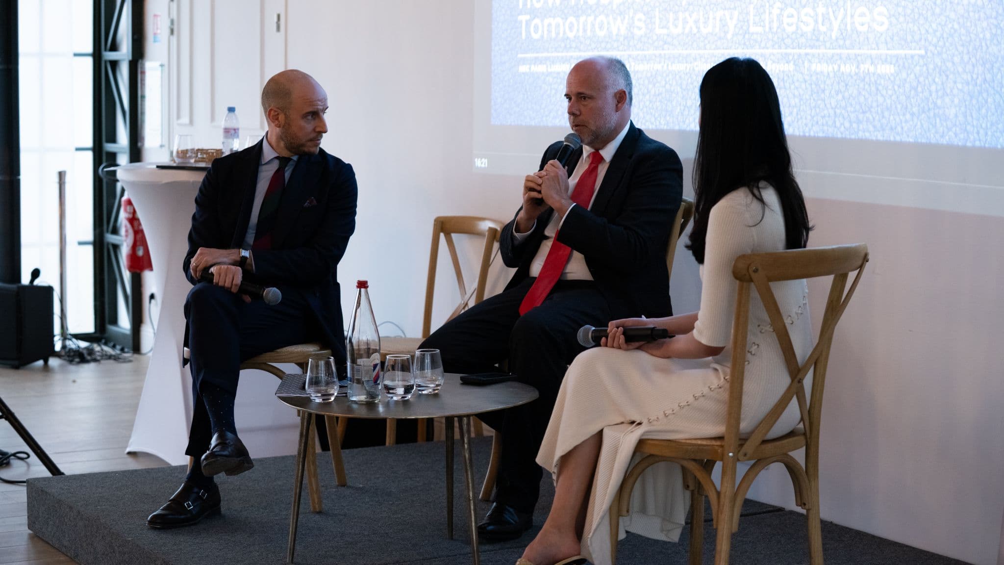 Laurent Delporte au micro lors d'une table ronde HEC Paris Luxury, devant l'écran Tomorrow's Luxury Lifestyles