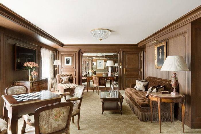 Suite boisée du Ritz : jeu d'échecs marqueté, canapé capitonné et portrait dans son cadre doré