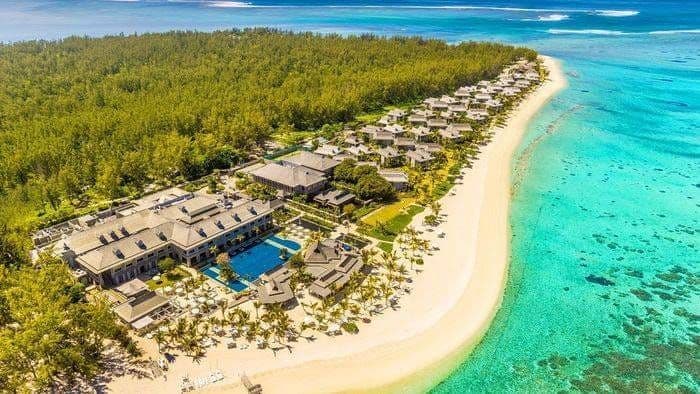 Vue aérienne du St. Regis à l'île Maurice : ses villas, sa piscine et le lagon turquoise le long de la plage