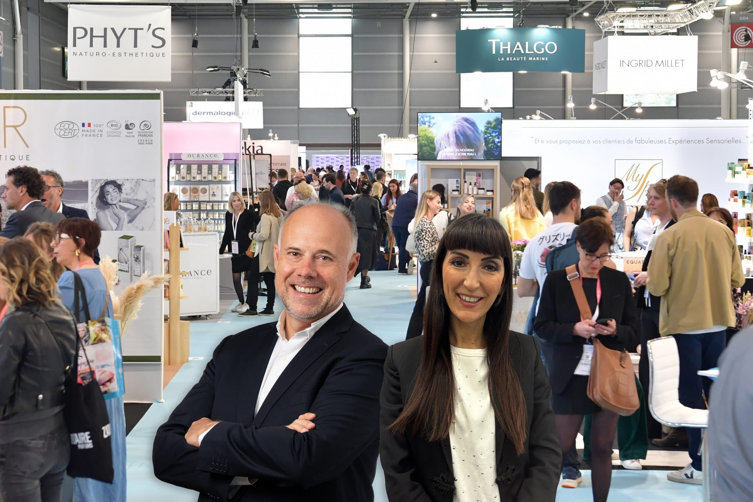 Laurent Delporte et une professionnelle du spa dans les allées d'un salon, entre les stands Phyt's et Thalgo