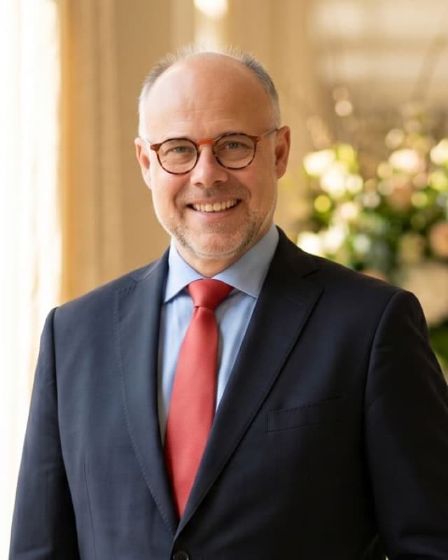 Laurent Delporte, fondateur de DELPORTE HOSPITALITY, dans le couloir d'un hôtel de luxe