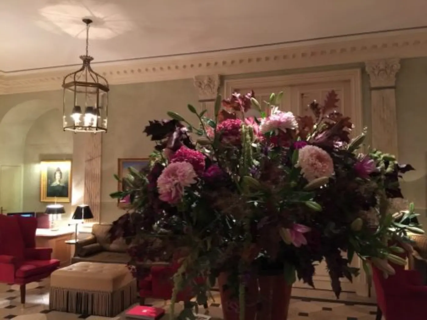Hall du Brenners Park-Hotel : immense bouquet de dahlias et de lys devant les boiseries et la lanterne