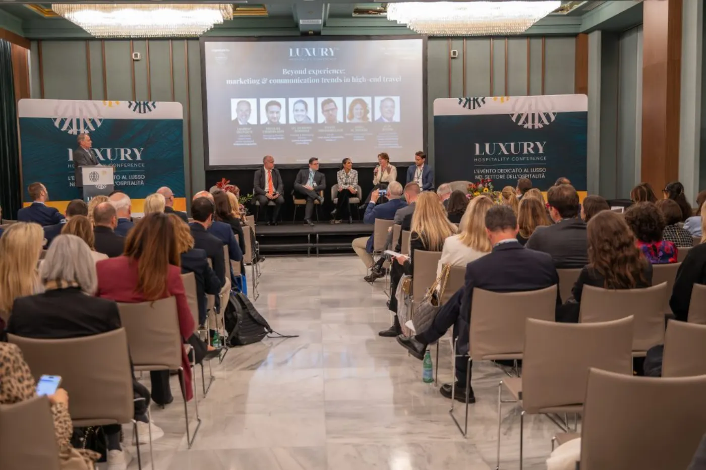 Table ronde de la Luxury Hospitality Conference, l'auditoire face à la scène et aux kakémonos