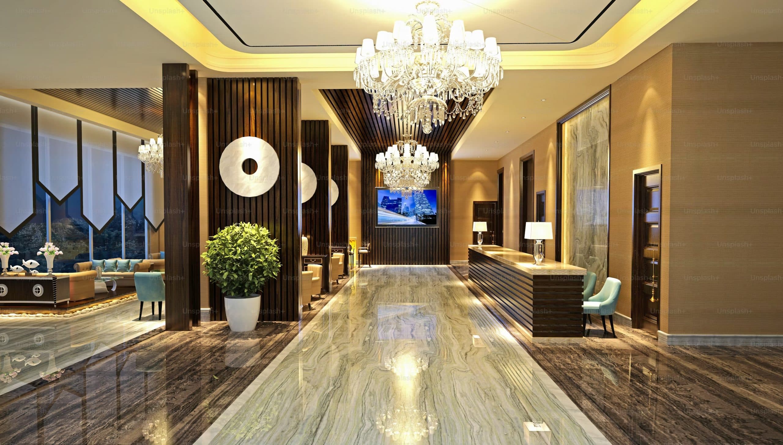 Hall d'hôtel de luxe : lustres en cristal, sol de marbre poli et comptoir de réception au fond