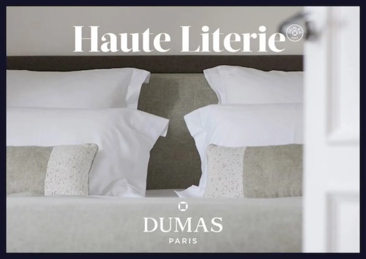 Lit habillé d'oreillers blancs devant une tête de lit en lin, avec le titre Haute Literie et le logo Dumas Paris
