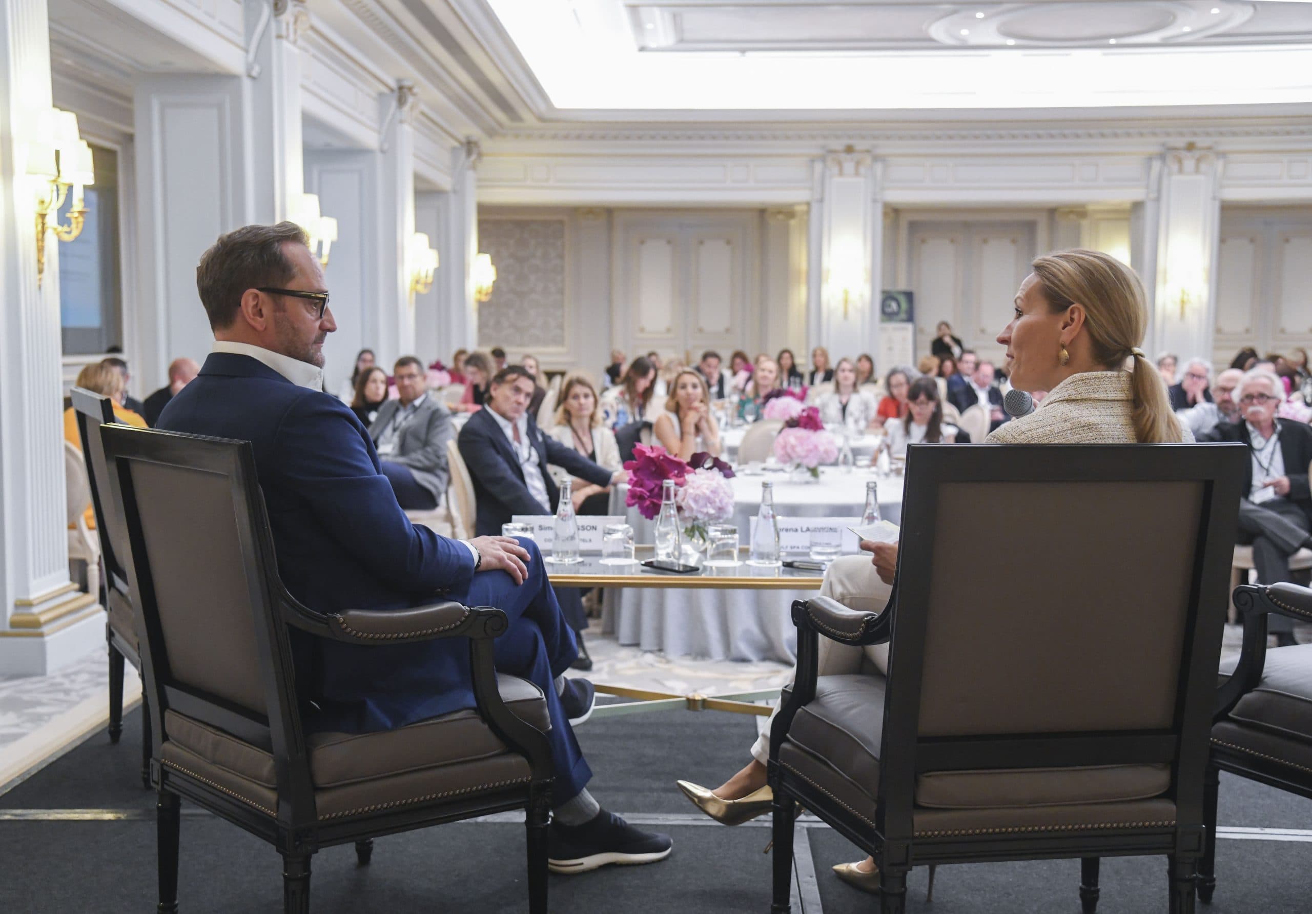 Simon P. Casson s'exprimant lors du Forum Hotel&Spa 2025 à Paris