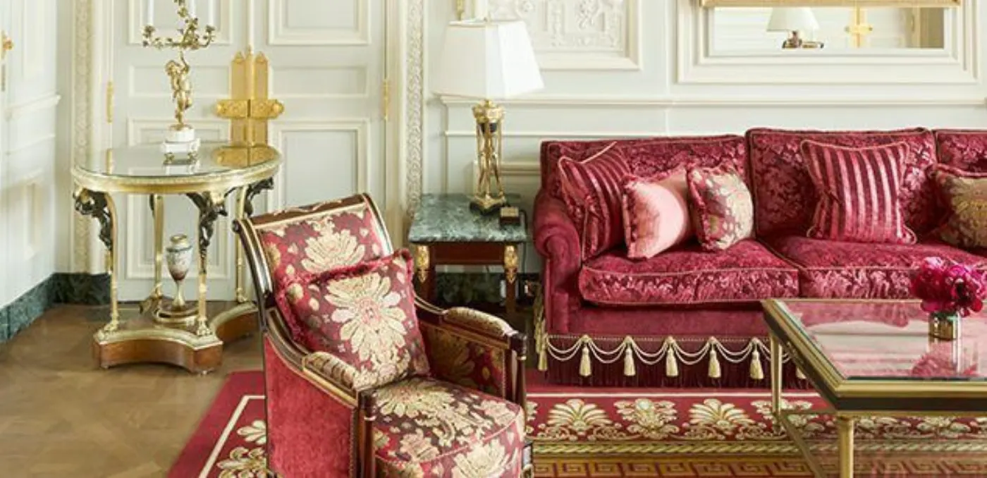 Salon du Ritz Paris, canapé en damas cramoisi à pompons, console dorée et boiseries blanches