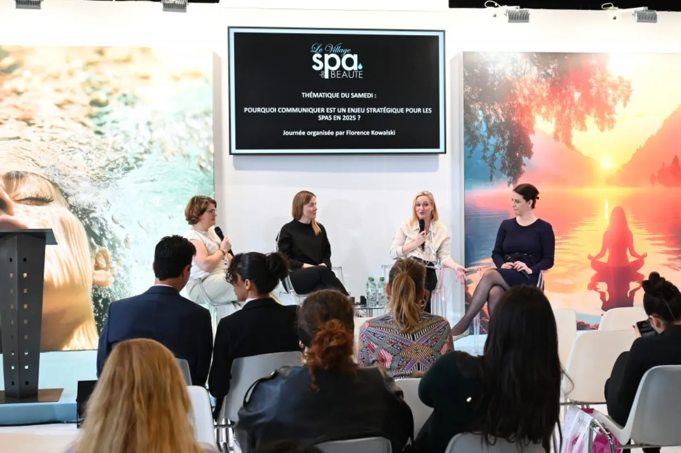 Table ronde de quatre intervenantes au Village Spa Beauté, devant un public assis en salon professionnel