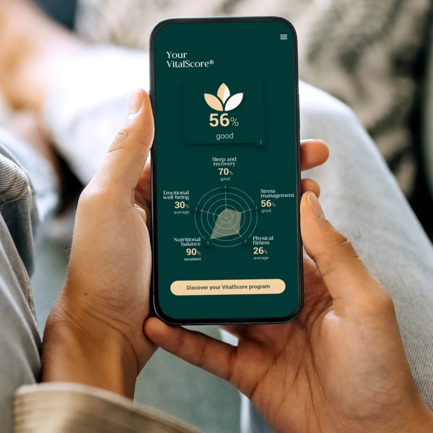 Mains tenant un smartphone affichant l'application VitalScore, score global de 56 % et radar des piliers