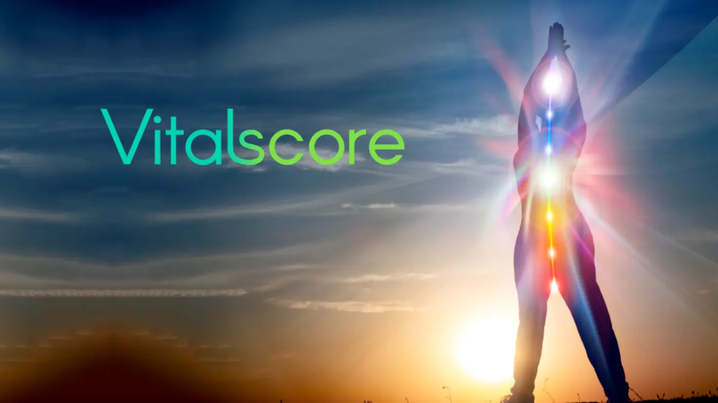 Logo Vitalscore sur une silhouette aux bras levés devant un coucher de soleil, points d'énergie colorés