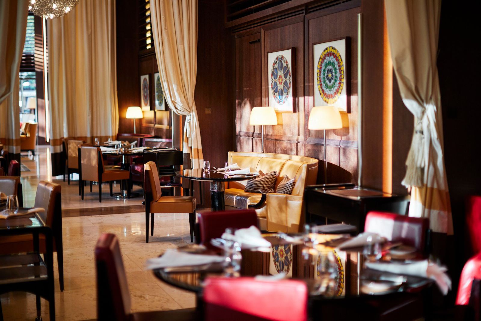Salle du restaurant CUT à 45 Park Lane, boiseries, banquette de cuir et rideaux crème