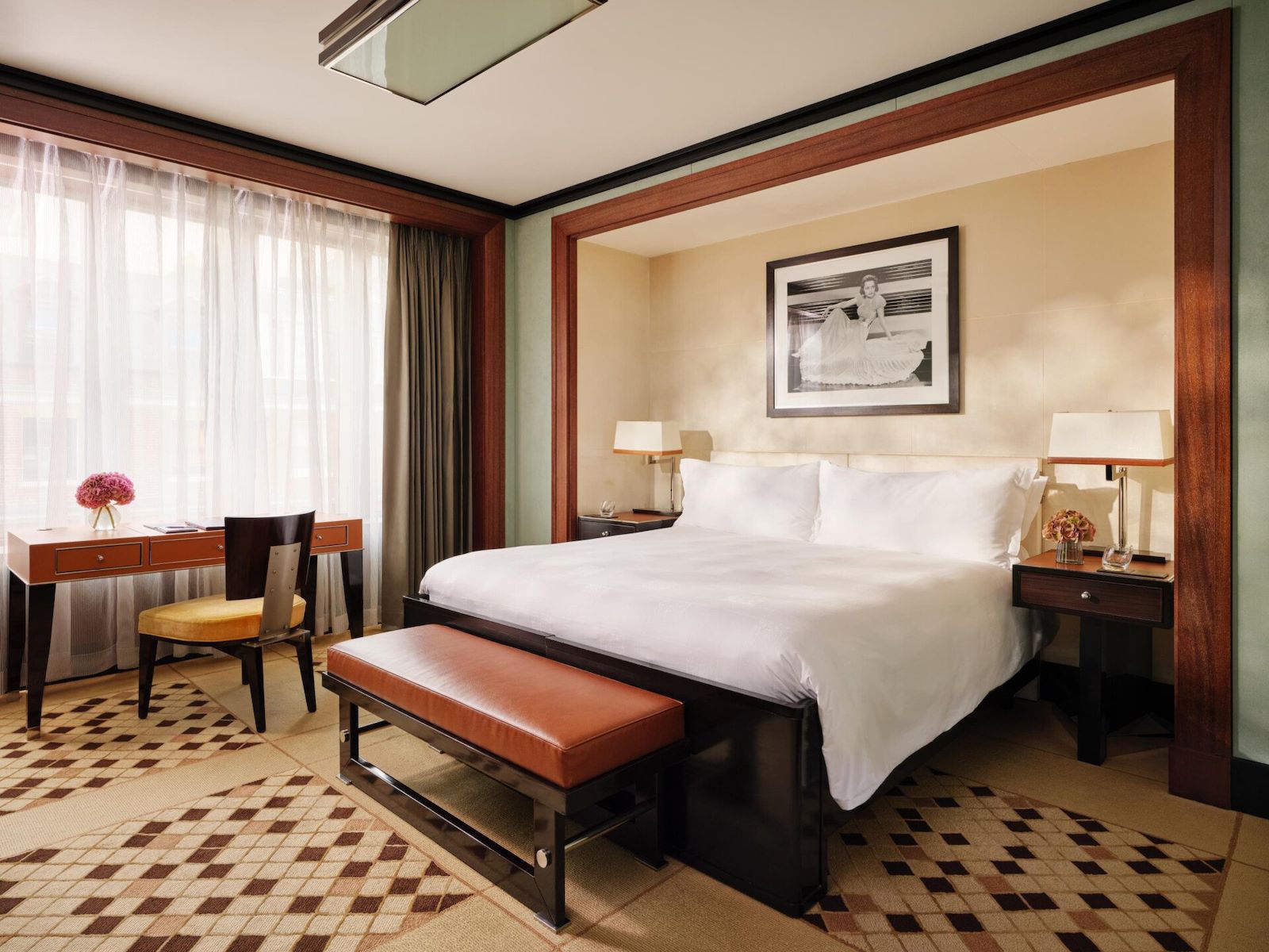 Chambre Deluxe de 45 Park Lane avec lit encadré de bois, bureau et tapis à motifs