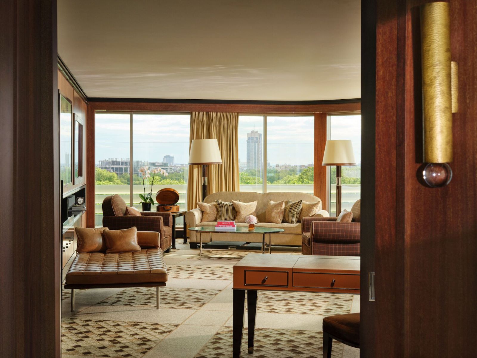 Salon de la Penthouse Terrace Suite de 45 Park Lane, grandes baies vitrées sur le parc