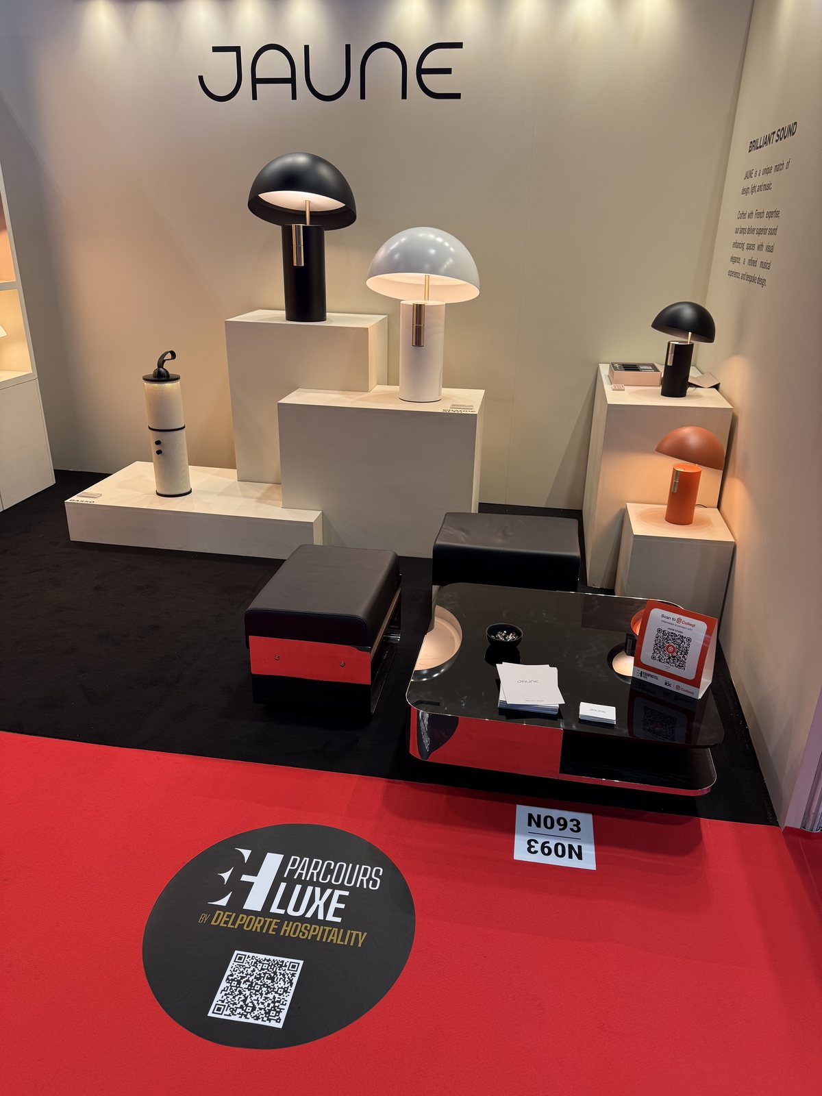Stand d’exposant avec des luminaires et le macaron Parcours Luxe EquipHotel by DELPORTE HOSPITALITY au sol